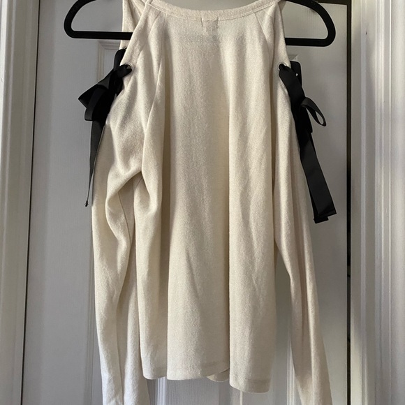 Cold shoulder sweater - Picture 2 of 4